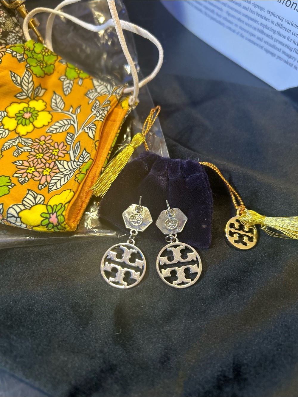 Tory Burch Bundle: Yellow Floral Face Mask W Logo Sak & Tassel Earrings & Bag - Picture 6 of 8